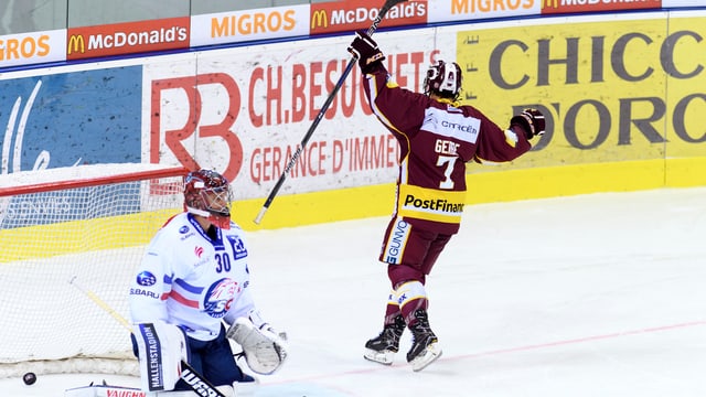 ZSC-Keeper Lukas Flüeler ist geschlagen, Nathan Gerbe dreht ab. ZSC-Keeper Lukas Flüeler ist geschlagen, Nathan Gerbe dreht ab.