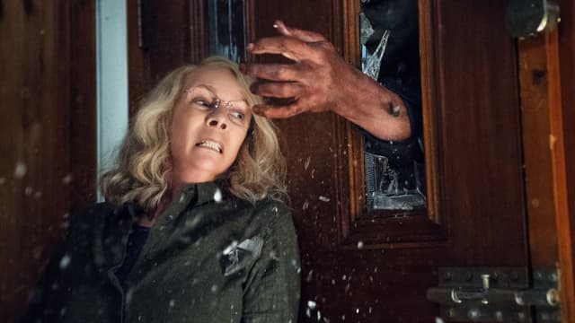 Frau an Tür und Arm durch gebrochenes Fenster in der Tür. Frau an Tür und Arm durch gebrochenes Fenster in der Tür.