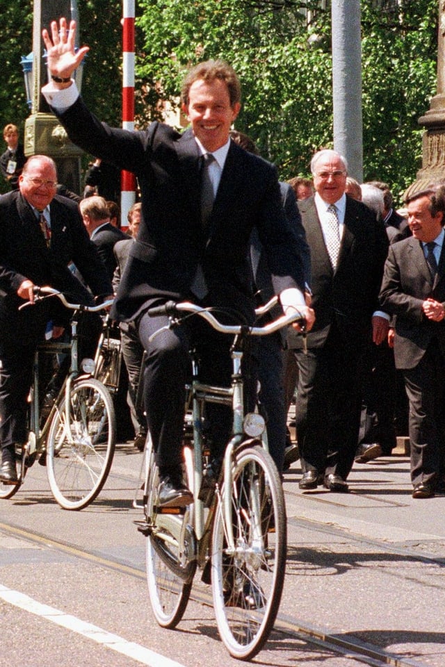 Grossbritanniens Premier Tony Blair fährt mit dem Velo durch Amsterdam. (keystone)