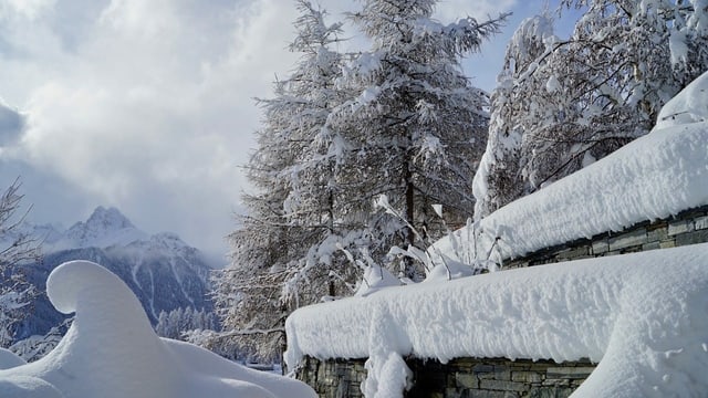 Verschneite Landschaft in Ftan mit Schneewolken und etwas blauem Himmel. Verschneite Landschaft in Ftan mit Schneewolken und etwas blauem Himmel.