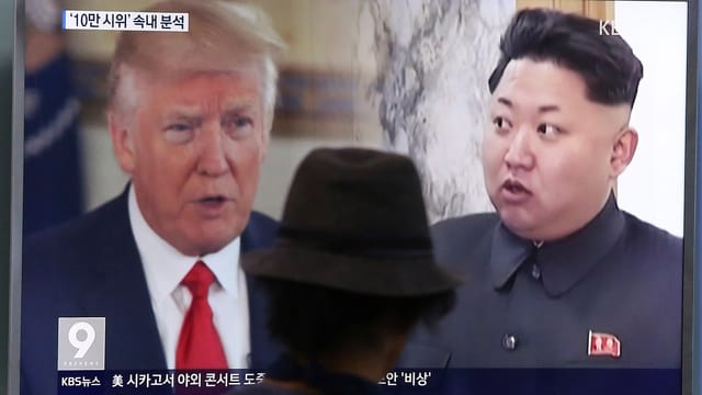Trump und Kim auf einem Bildschirm.