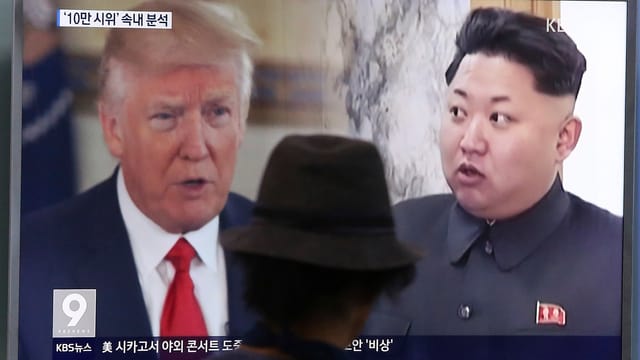 Trump und Kim auf einem Bildschirm. Trump und Kim auf einem Bildschirm.