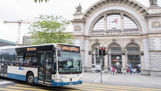 Ein Bus der Verkehrsbetriebe Luzern vor dem Luzerner Bahnhof Ein Bus der Verkehrsbetriebe Luzern vor dem Luzerner Bahnhof