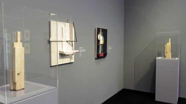Ausstellungsraum: Zwei Plastiken auf Säulen, zwei Reliefs an der Wand. Ausstellungsraum: Zwei Plastiken auf Säulen, zwei Reliefs an der Wand.