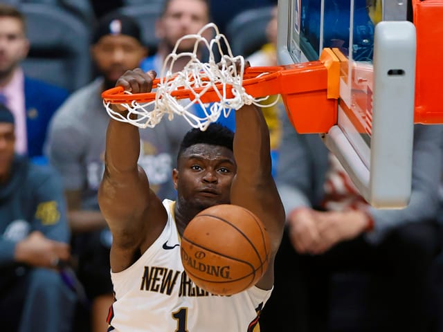 Zion Williamson dunkt Zion Williamson dunkt