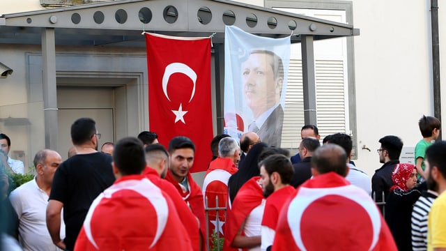 Demonstranten, Erdogan-Plakat Demonstranten, Erdogan-Plakat