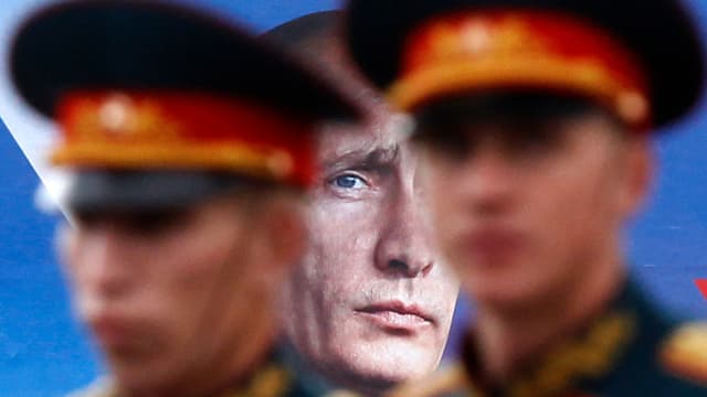 Soldaten vor Putins Konterfei. Soldaten vor Putins Konterfei.