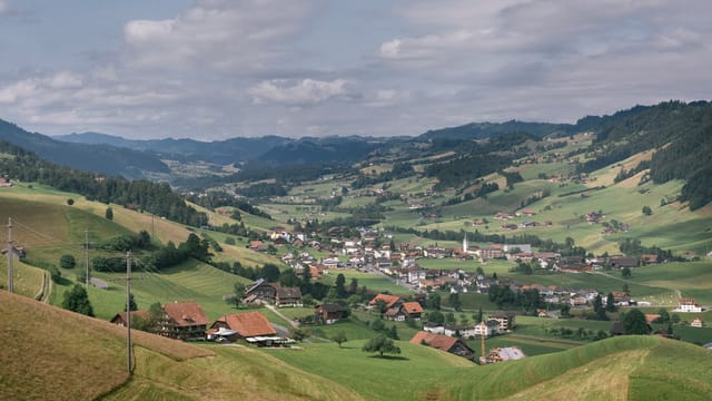 Ländliche Landschaft mit Häusern und Bauernhöfen. Ländliche Landschaft mit Häusern und Bauernhöfen.