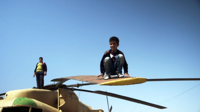 Kinder spielen mit dem amerikanischen Hubschrauber, der bei der gescheiterten Geiselbefreiungsaktion der USA im Iran zurückblieb. Kinder spielen mit dem amerikanischen Hubschrauber, der bei der gescheiterten Geiselbefreiungsaktion der USA im Iran zurückblieb.