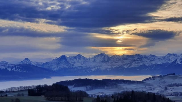 Wolken ziehen auf. Im Tal noch grauer Nebel. Wolken ziehen auf. Im Tal noch grauer Nebel.