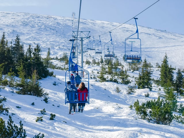 Aufnahme von Schnee aus einem Zweier-Sessellift. Aufnahme von Schnee aus einem Zweier-Sessellift.