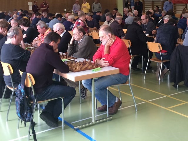 Viele Menschen spielen Schach
