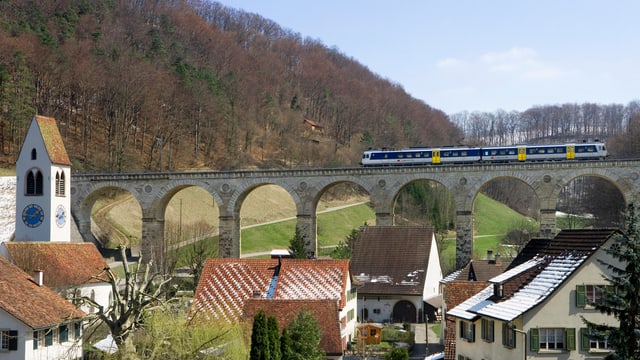 Ein Zug auf einem Viadukt. Ein Zug auf einem Viadukt.