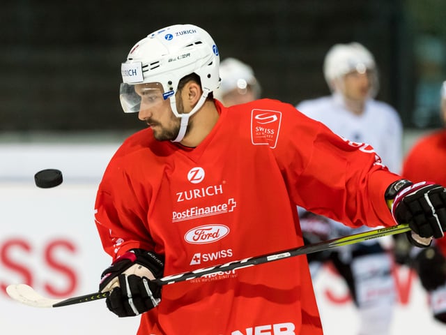 Praplan jongliert mit dem Puck