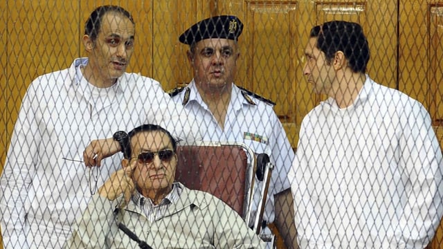 Husni Mubarak im Gerichtssaal, seine beiden Söhne an seiner Seite Husni Mubarak im Gerichtssaal, seine beiden Söhne an seiner Seite