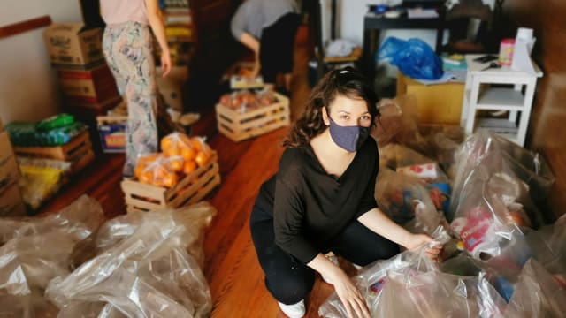 Frauen sammeln Lebensmittel-Spenden Frauen sammeln Lebensmittel-Spenden