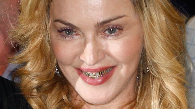 Madonna kann sichs leisten: Gold und Juwelen auch auf den Zähnen Madonna kann sichs leisten: Gold und Juwelen auch auf den Zähnen