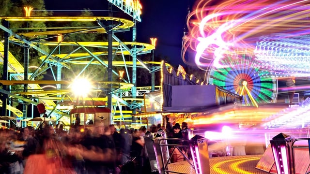 Menschenmenge an einem Volksfest Menschenmenge an einem Volksfest