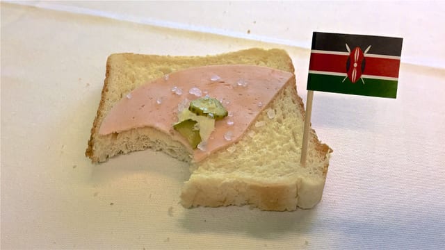 Toastscheibe mit vielen Salzkörnern Toastscheibe mit vielen Salzkörnern