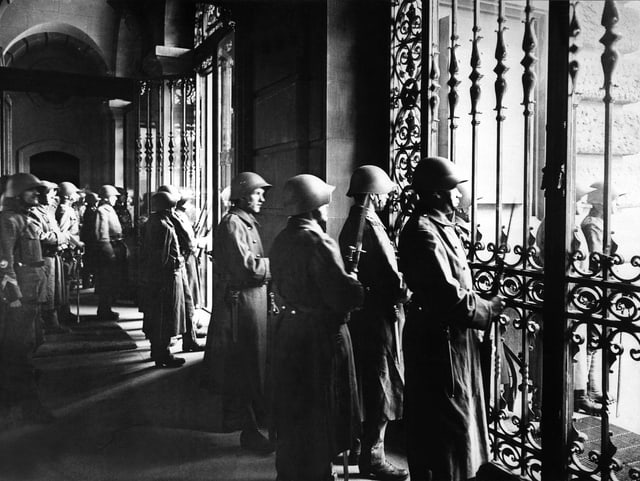 Soldaten schauen durch Fensterscheiben des Bundeshauses hinaus ins Freie. Soldaten schauen durch Fensterscheiben des Bundeshauses hinaus ins Freie.
