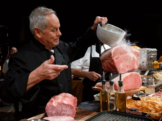 Wolfgang Puck übergiesst grossen Schinken Wolfgang Puck übergiesst grossen Schinken