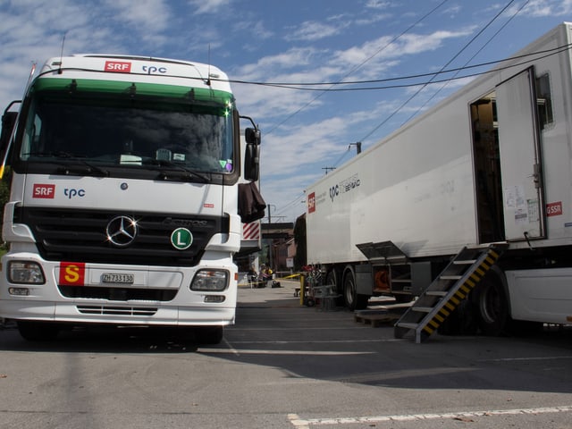 Die grossen Regie- und Sendewagen von SRF und tpc stehen bereit. Die grossen Regie- und Sendewagen von SRF und tpc stehen bereit.