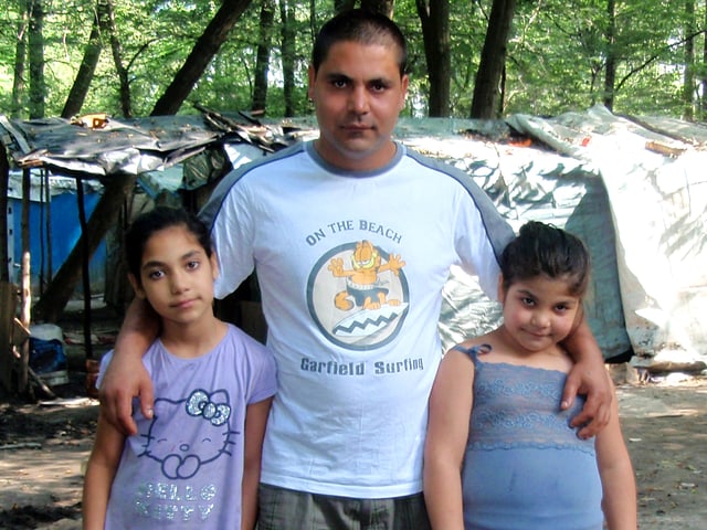 Mann mit seinen beiden Töchtern im Slum. Mann mit seinen beiden Töchtern im Slum.