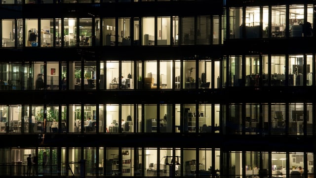 erleuchtetes Bürogebäude bei Nacht – in Zürich. erleuchtetes Bürogebäude bei Nacht – in Zürich.