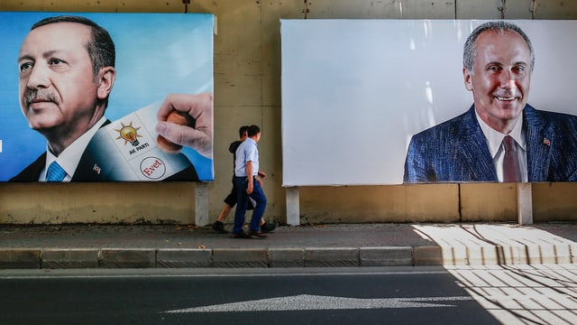 Männer spazieren an Plakaten von türkischen Präsidentschaftskandidaten vorbei Männer spazieren an Plakaten von türkischen Präsidentschaftskandidaten vorbei