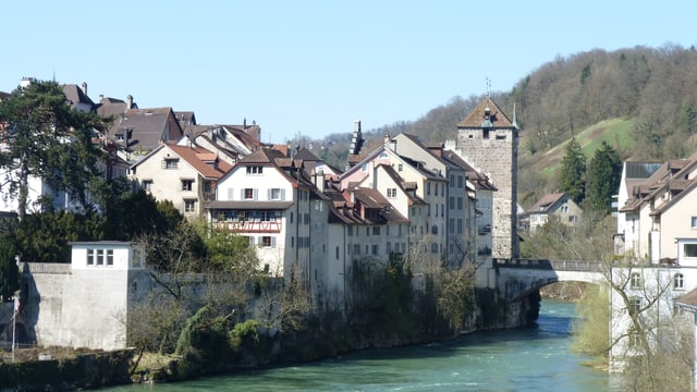 Fluss mit Altstadt nebenan und Brücke Fluss mit Altstadt nebenan und Brücke