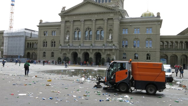 Der von Abfall übersähte Bundesplatz. Der von Abfall übersähte Bundesplatz.