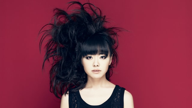 Hiromi im Porträt. Hiromi im Porträt.
