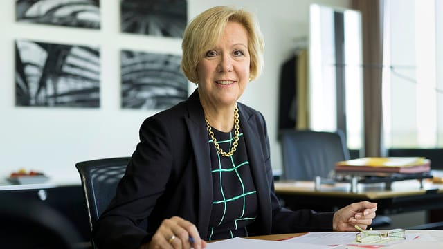 Monika Ribar an Schreibtisch sitzend. Monika Ribar an Schreibtisch sitzend.