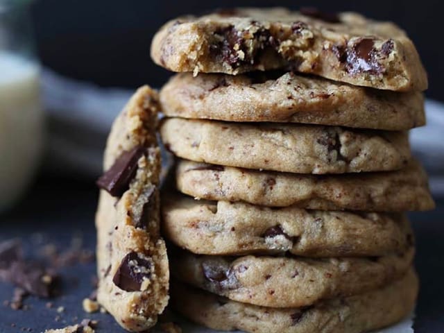 Cookies aufgestappelt. Eine Hälfte zuoberst und eine auf der Seite. Cookies aufgestappelt. Eine Hälfte zuoberst und eine auf der Seite.