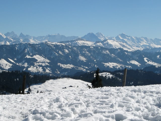Berglandaschaft in der Sonne mit Schnee.