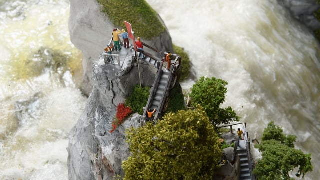 Der nachgebaute Rheinfall von oben fotografiert. Ein Fels mitten in Wasser. Der nachgebaute Rheinfall von oben fotografiert. Ein Fels mitten in Wasser.