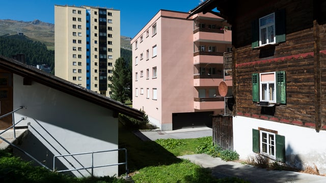 Blick auf eine Überbauung mit Mehrfamilienhäusern in St. Moritz Blick auf eine Überbauung mit Mehrfamilienhäusern in St. Moritz