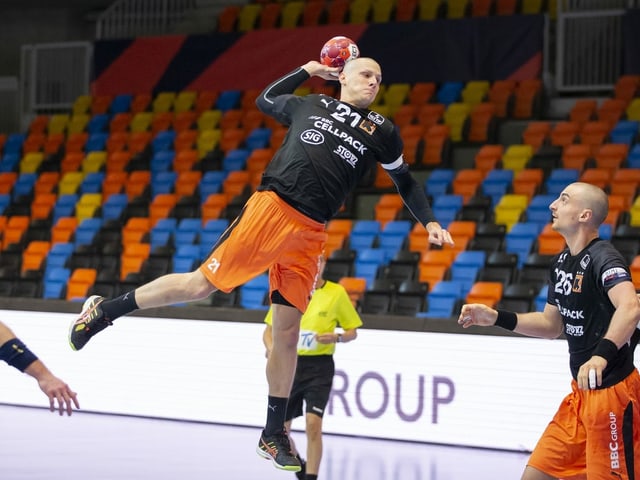 Jonas Schelker (l.) und die Kadetten Schaffhausen bleiben gegen Svendborg chancenlos. Jonas Schelker (l.) und die Kadetten Schaffhausen bleiben gegen Svendborg chancenlos.
