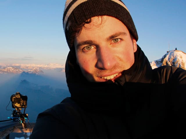 Della Bella bei einem Selbstbild auf einem Berg. Della Bella bei einem Selbstbild auf einem Berg.