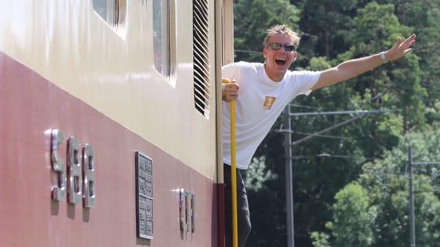 Reto Scherrer winkt aus dem Nostalgiezug. Reto Scherrer winkt aus dem Nostalgiezug.