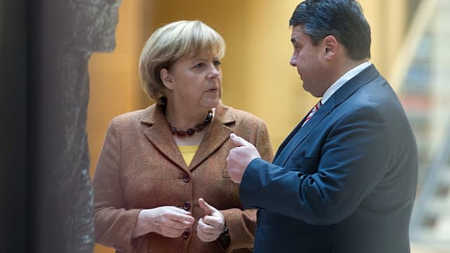Kanzlerin Angela Merkel und SPD-Chef Sigmar Gabriel im Gespräch. Kanzlerin Angela Merkel und SPD-Chef Sigmar Gabriel im Gespräch.