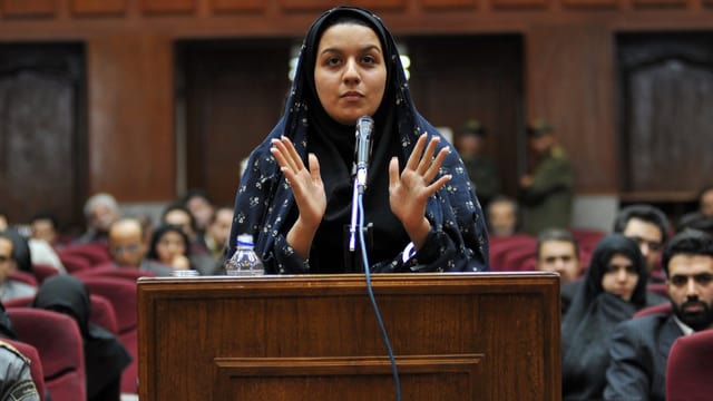 Reyhaneh Dschabbari an einem Pult vor Gericht Reyhaneh Dschabbari an einem Pult vor Gericht