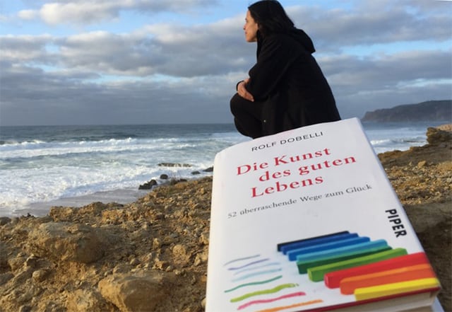 Frau blickt aufs Meer. Frau blickt aufs Meer.
