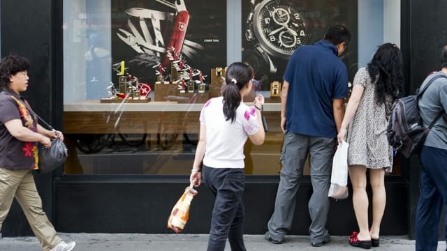 Bis vor kurzem ein sicherer Wert für die Schweizer Uhrenindustrie: Touristen aus China. Bis vor kurzem ein sicherer Wert für die Schweizer Uhrenindustrie: Touristen aus China.