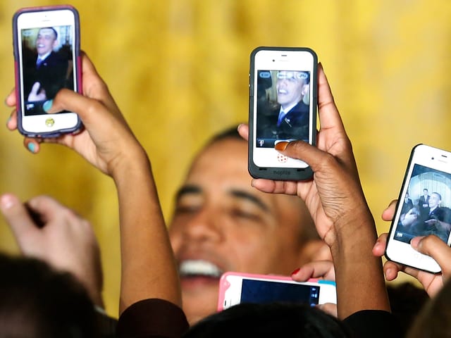 Obama wird von Menschen mit Smartphone gefilmt. Obama wird von Menschen mit Smartphone gefilmt.