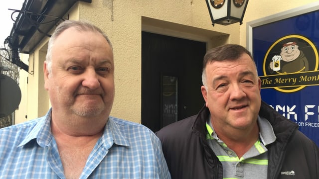 Chris und John vor dem Pub. Chris und John vor dem Pub.