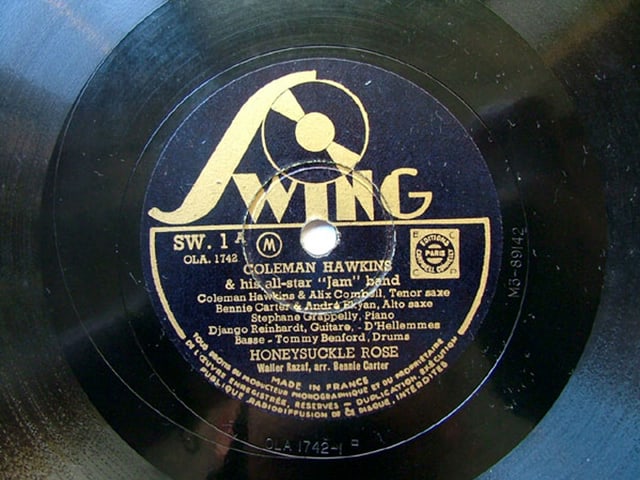 Die Schallplatte mit einer «Honeysuckle Rose»-Aufnahme aus dem Jahr 1937 mit Django Reinhardt, Coleman Hawkins und Benny Carter. Die Schallplatte mit einer «Honeysuckle Rose»-Aufnahme aus dem Jahr 1937 mit Django Reinhardt, Coleman Hawkins und Benny Carter.