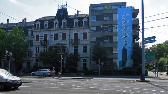 Blick auf das Bild über die Strasse Blick auf das Bild über die Strasse
