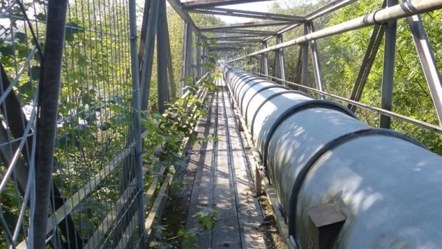 Blick auf Brücke mit Rohr. Blick auf Brücke mit Rohr.