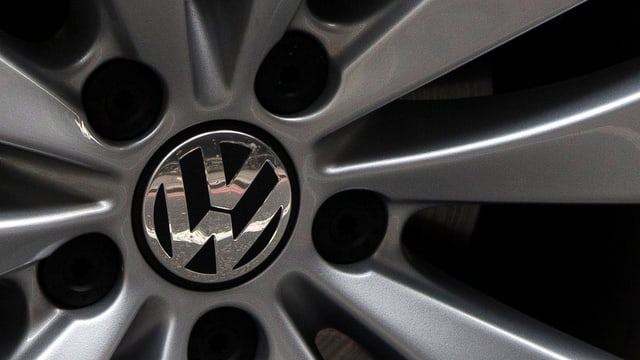 Alufelge eines VW-Autos in Nahaufnahme, im Zentrum das Logo der Automarke Alufelge eines VW-Autos in Nahaufnahme, im Zentrum das Logo der Automarke